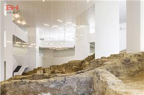 灰色沖孔鋁單板裝飾考古遺跡上的圖書館外墻001.jpg 灰色沖孔鋁單板裝飾考古遺跡上的圖書館外墻001.jpg