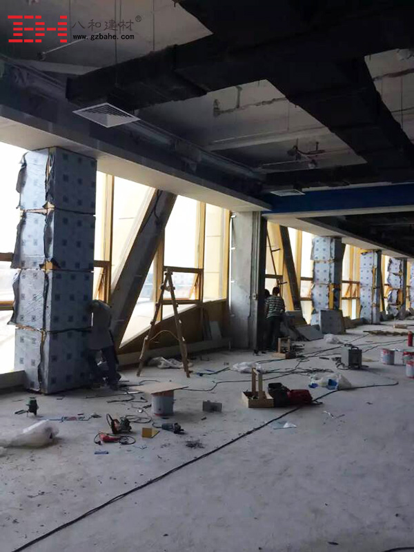 【圓大廈施工現場】室內方形包柱鋁單板安裝 【圓大廈施工現場】室內方形包柱鋁單板安裝