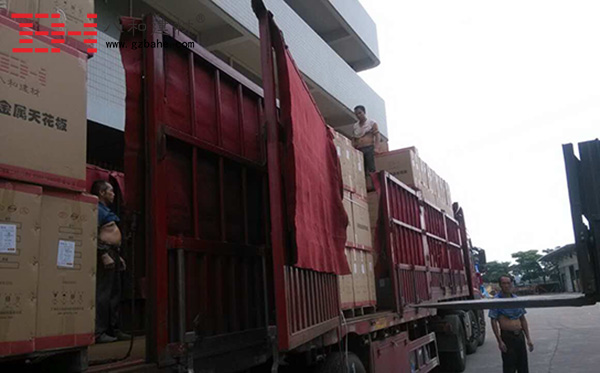 【發貨快訊】新疆特豐制藥辦公樓勾搭鋁單板和鋁扣板吊頂發貨