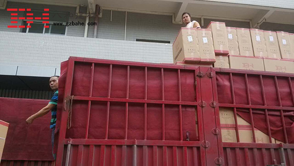 【發貨快訊】新疆特豐制藥辦公樓勾搭鋁單板和鋁扣板吊頂發貨