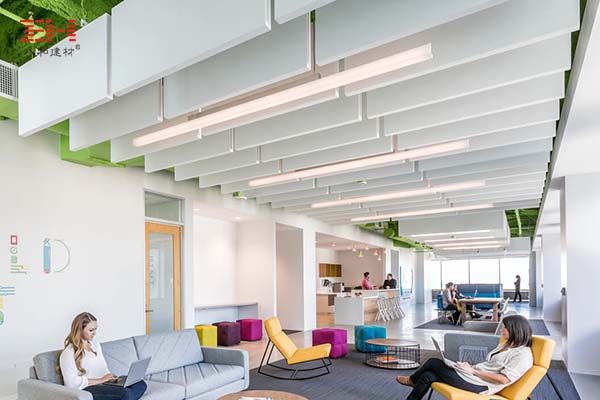 鋁單板吊頂和型材鋁方通裝飾的Adobe公司總部室內天花 鋁單板吊頂和型材鋁方通裝飾的Adobe公司總部室內天花