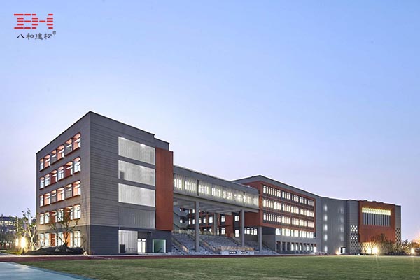 案例欣賞：遮陽鋁板、穿孔鋁板、鋁百葉與石材涂料組成的學(xué)校幕墻