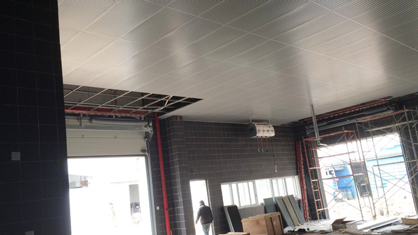 桂林奧迪4S店室內(nèi)鍍鋅鋼板天花吊頂現(xiàn)場施工中 桂林奧迪4S店室內(nèi)鍍鋅鋼板天花吊頂現(xiàn)場施工中